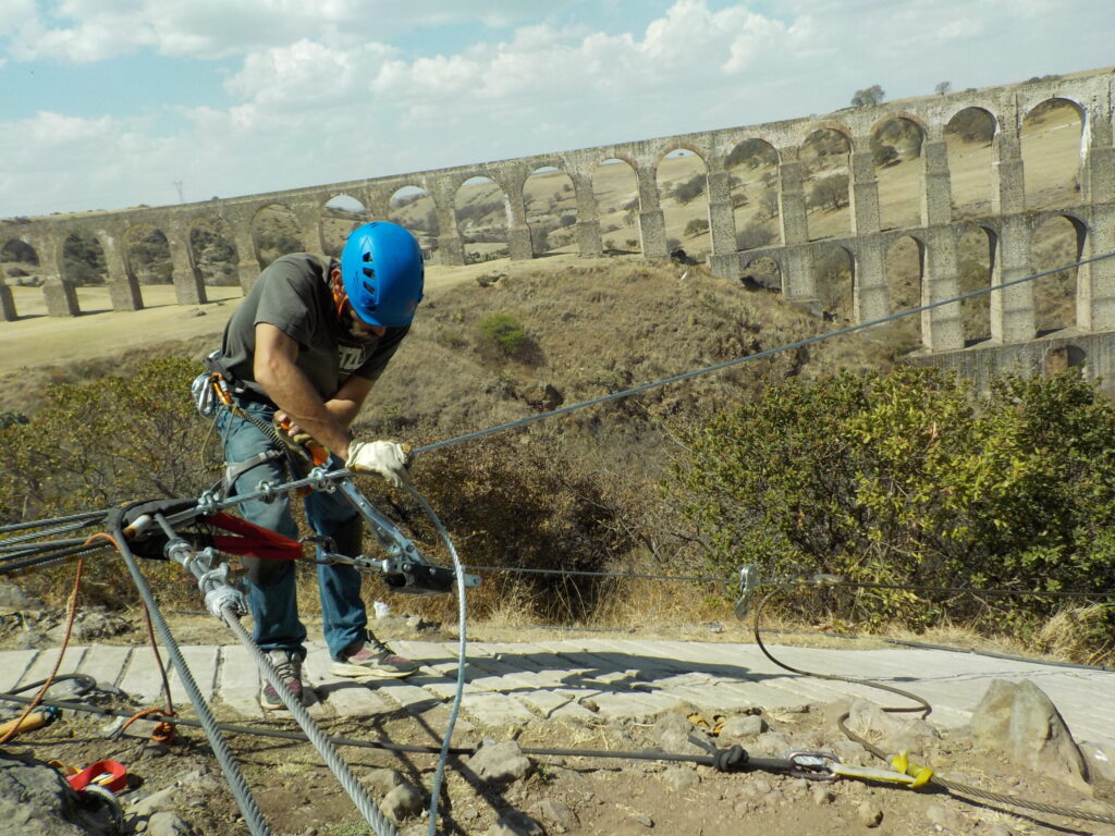 Instalación de tirolesas en México | Campo Base C4. Arcos del sitio Parque de aventuras.